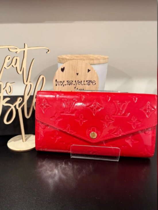 LV011. Louis Vuitton, Vernis Monogram Sarah Envelope Wallet, Red - Picture 1 of 5